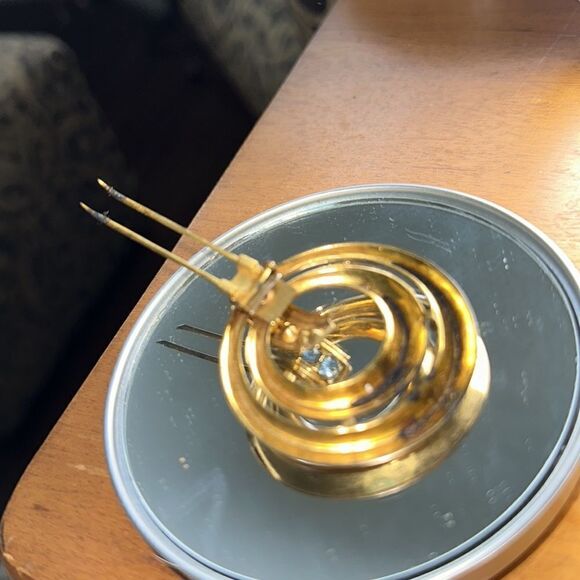 Vintage round gold tone scarf pin with light blue rhinestones - Picture 4 of 5